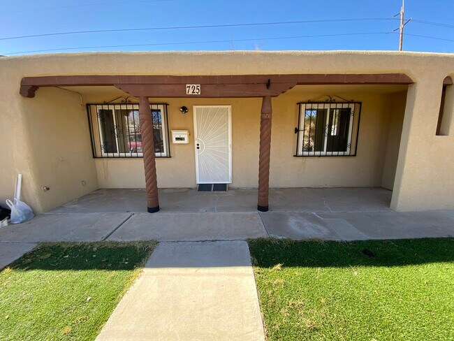 Building Photo - 725 Madeira Dr NE