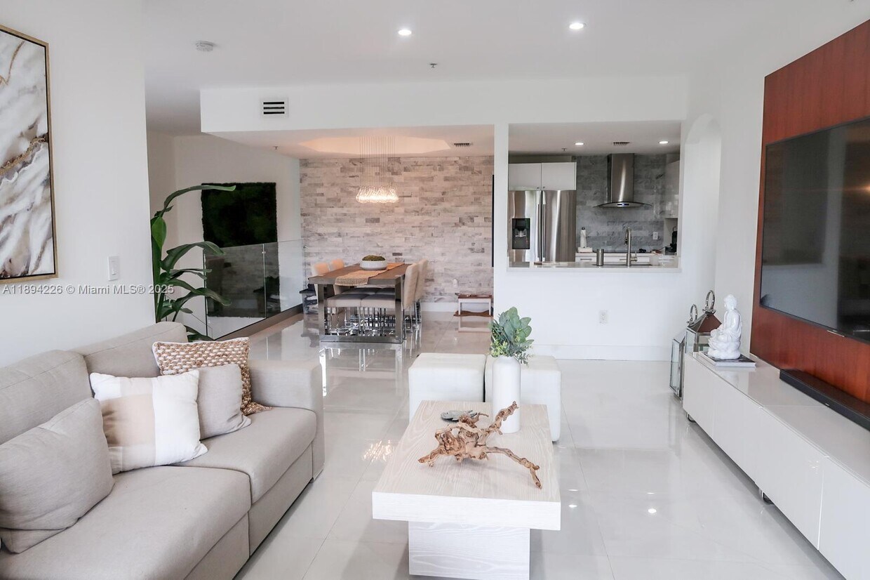 Foto principal - 6630 NW 114th Ave