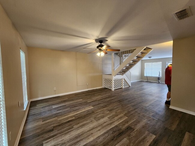 Building Photo - Village Green Townhome