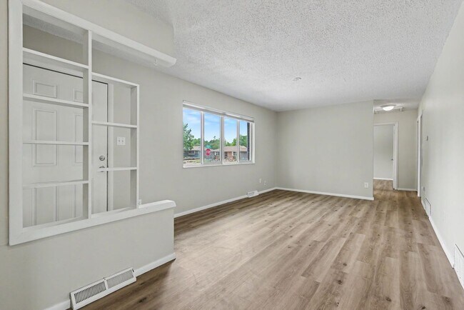 Building Photo - 1731 Auburn Dr