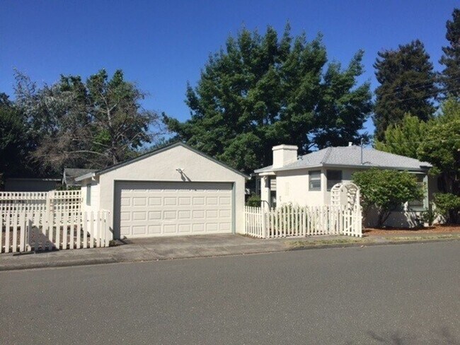 Building Photo - Lovely 2 Bedroom 1 Bathroom in the Proctor...