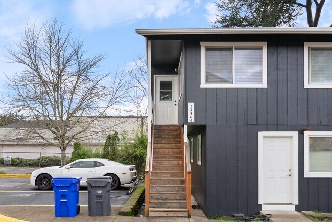 Building Photo - Newly Renovated 2 bedroom apartment