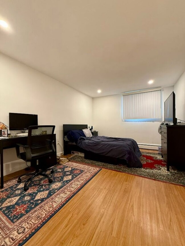 Building Photo - 2 Bedroom