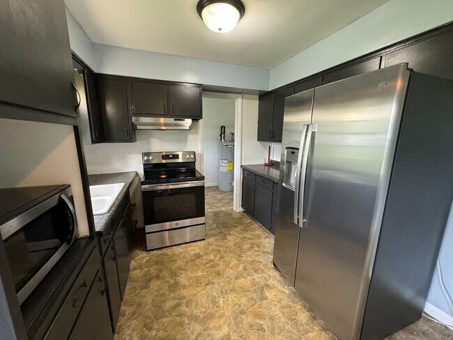 Building Photo - Charming 3-Bedroom, 1-Bathroom Home with Attached Garage – Accepting Section 8