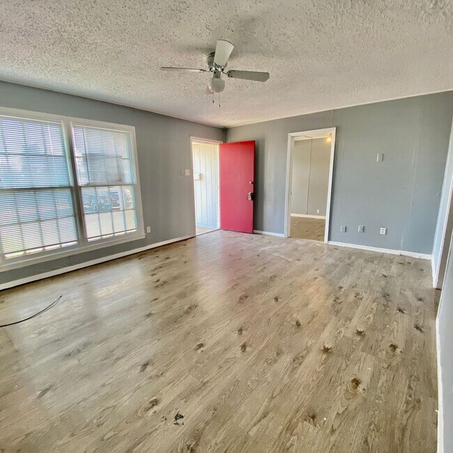Foto del edificio - Handyman Special $0 First Month's Rent / “You fix, you SAVE BIG!!” Contact Mayshell for details: ...