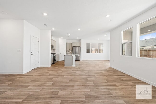 Building Photo - Newer 4 Bedroom 3 Bath Home with SOLAR! Cl...