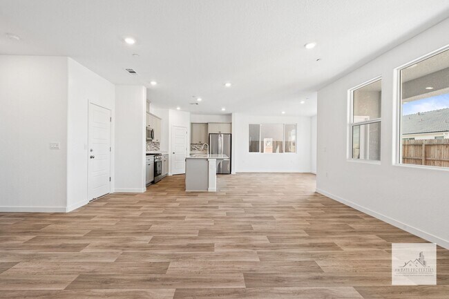 Foto del edificio - Newer 4 Bedroom 3 Bath Home with SOLAR! Cl...