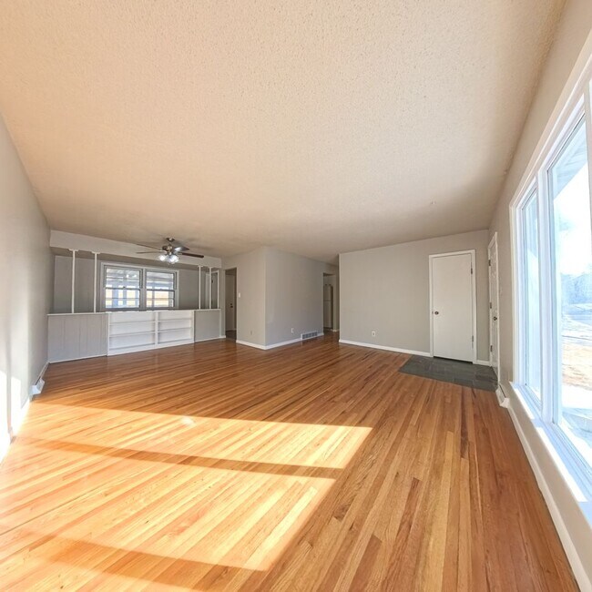 Building Photo - Spacious 3 Bedroom 1 bathroom Ranch located on the South Side