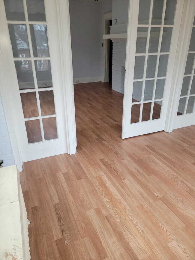 Building Photo - Two Bedroom Condo with Bonus Room in Shadyside