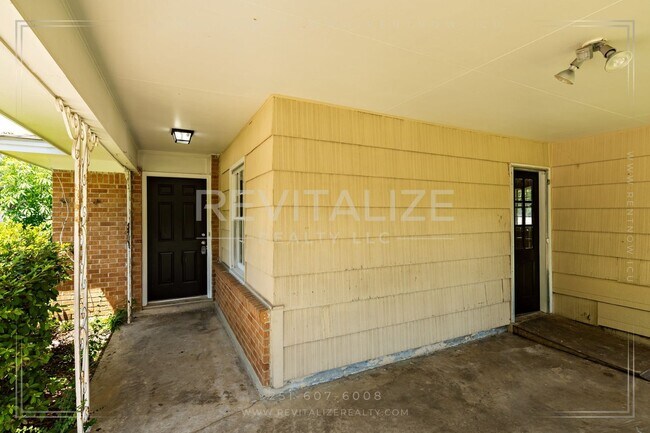 Building Photo - **NO DEPOSIT** Quaint 3 Bedroom 1 Bathroom...