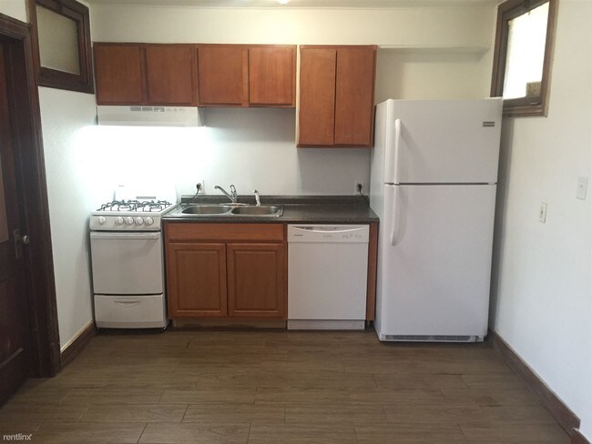 Building Photo - 1 br, 1 bath  - 211 N Washington St Apt 33