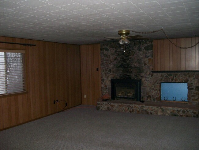 Building Photo - Williams Horse Friendly Property