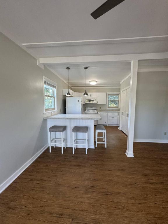 Building Photo - 303 3rd St