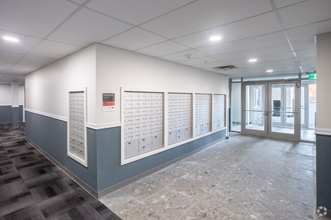 Lobby Photo - Hills on 36