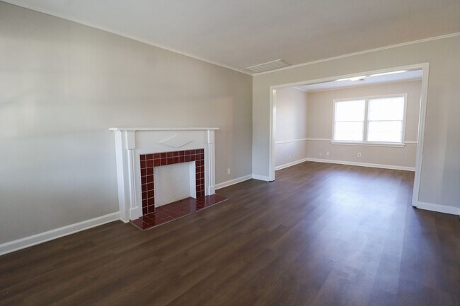 Building Photo - Cozy 2 Bedroom 1 Bathroom Home In Kendall-Whittier