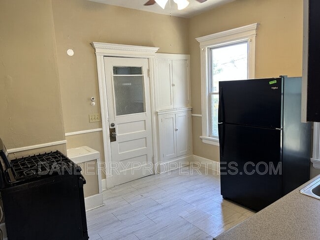 Building Photo - 102 Melrose Ave