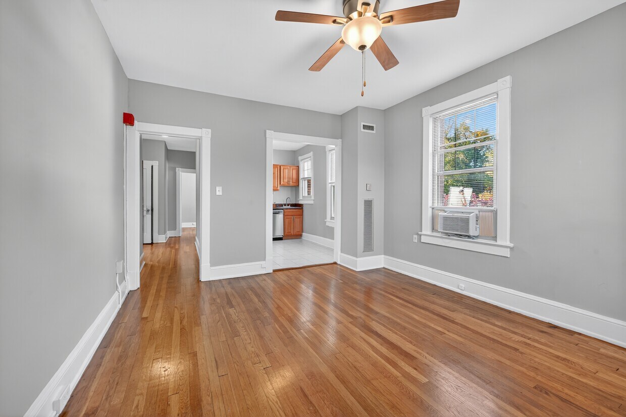 Designer Finish - Living Room - 3032 Rodman Street