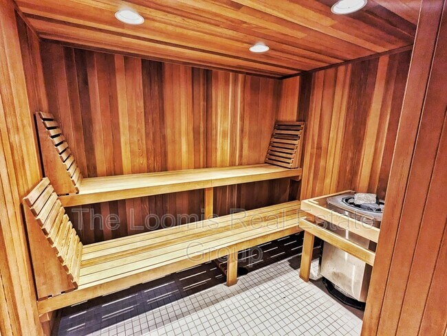 Photo du bâtiment - 12141 Jasper Ave