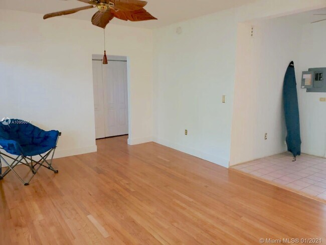 Foto del edificio - 8620 Byron Ave