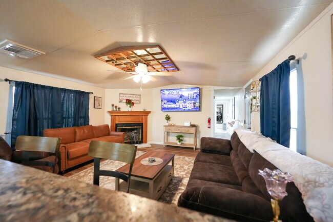 Foto del edificio - Modern Furnished 2 Bed/2 Bath Home • Laundry • Internet Included