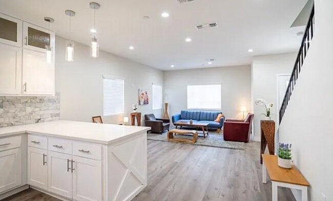 Foto del edificio - 6845 Radford Ave