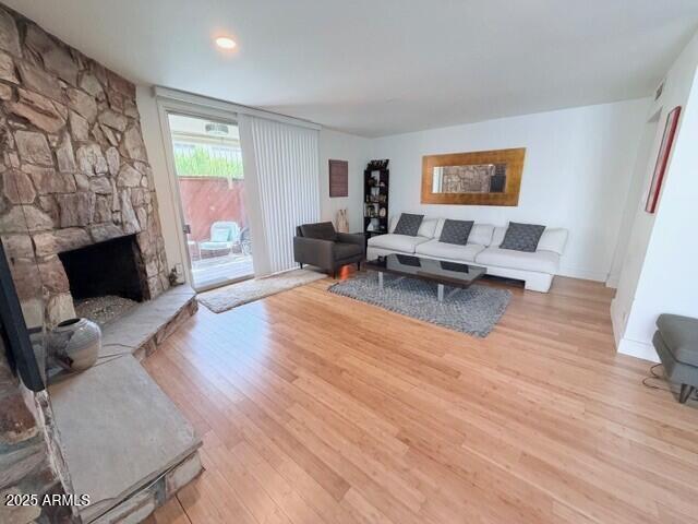 Foto del edificio - 6943 E 3rd St