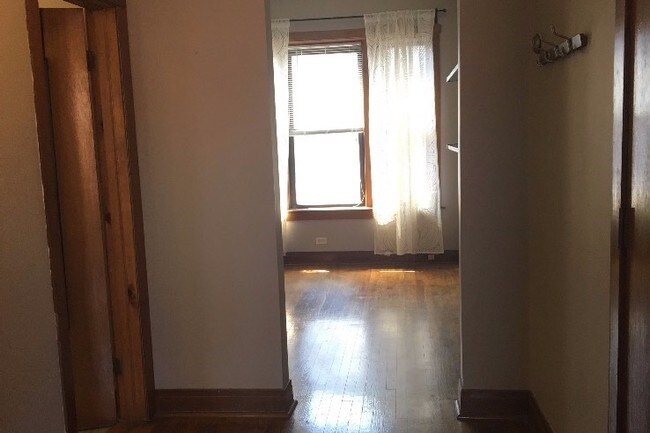Dining room - 3840 N Wilton Ave