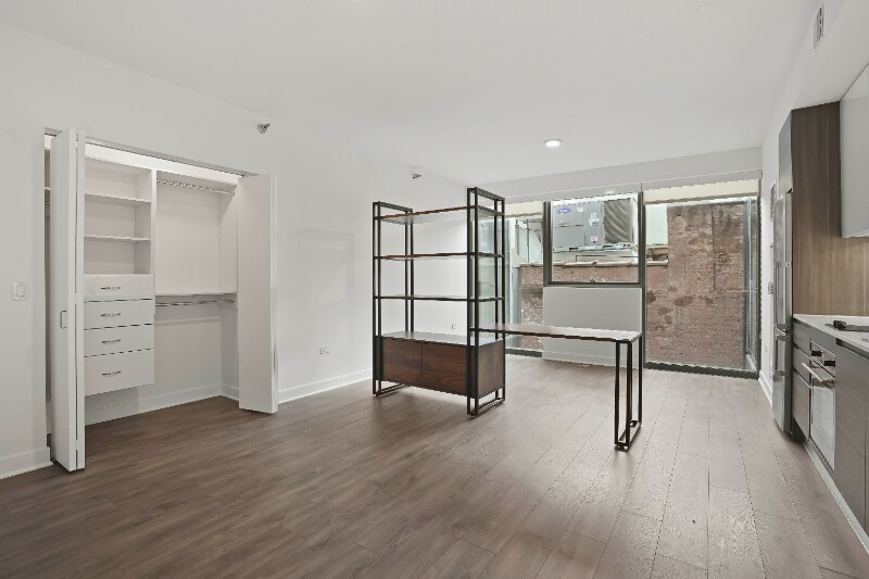 Foto principal - 223 W Hubbard St
