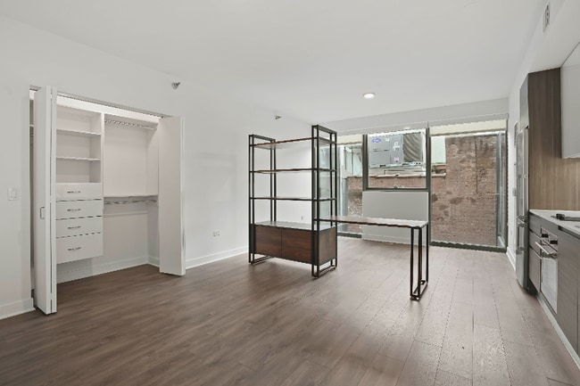 Photo - 223 W Hubbard St Apartment