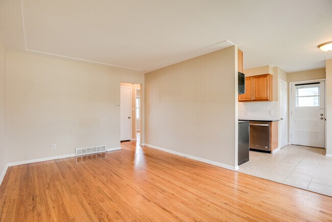 Building Photo - 842 St Paul Ave