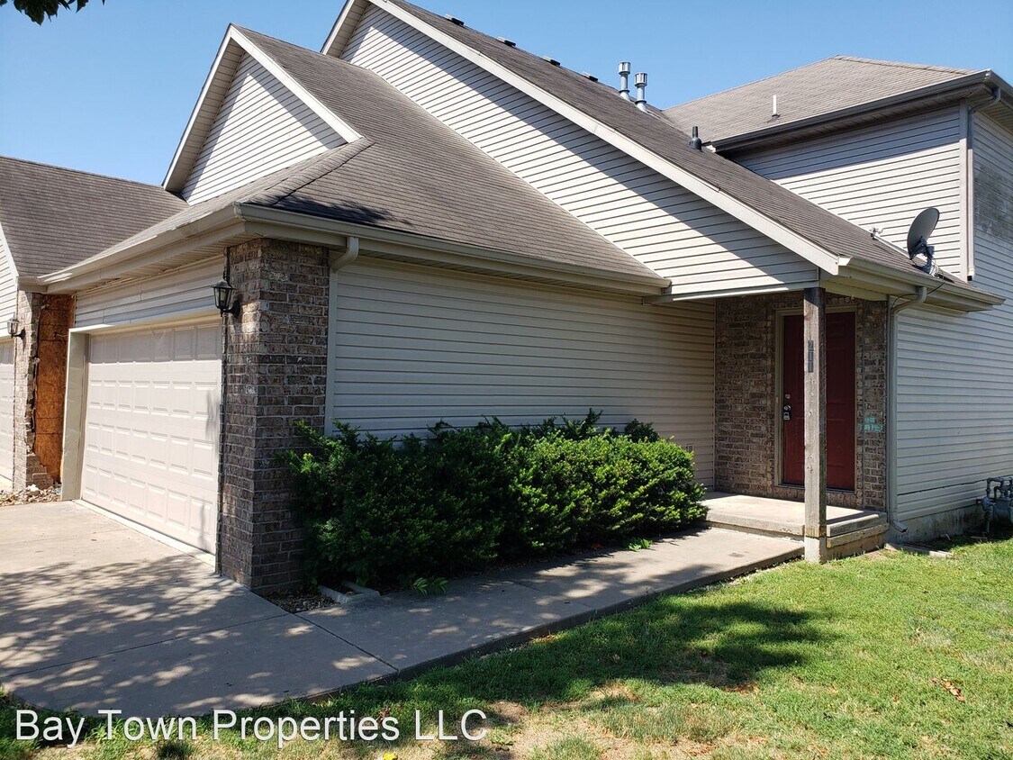 Foto principal - 3 br, 2 bath House - 211 Village Ct