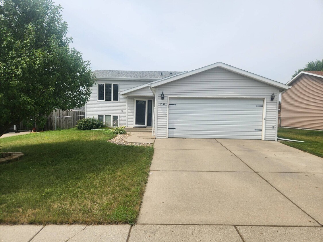 2532 Colonial Dr, Bismarck, ND 58503 House Rental in Bismarck, ND