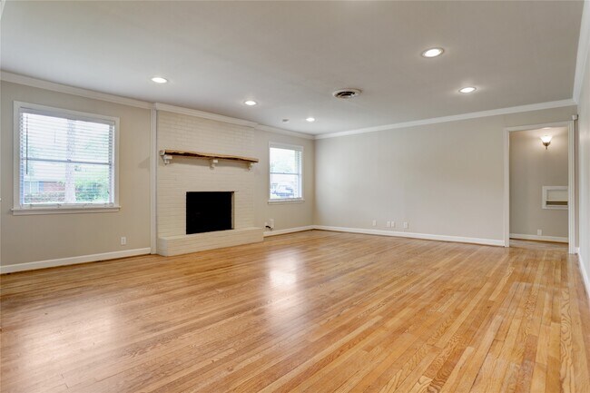 Building Photo - 9829 Larston St