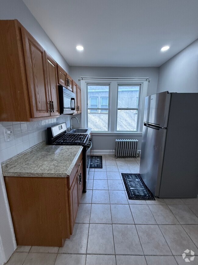 Building Photo - 562 N Maple Ave