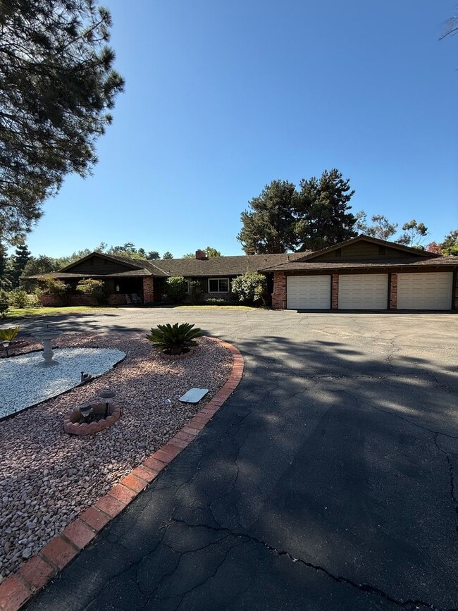 Foto del edificio - Ranch Style Home on Large Lot with Circular Driveway