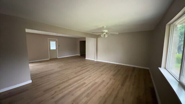 Foto del edificio - Renovated 3-bedroom 2-bathroom house! HOUSING ACCEPTED!