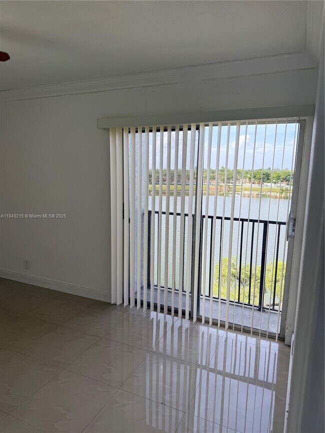 Foto del edificio - 8600 N Sherman Cir