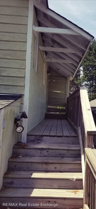 Primary Photo - 1103 N Elm St