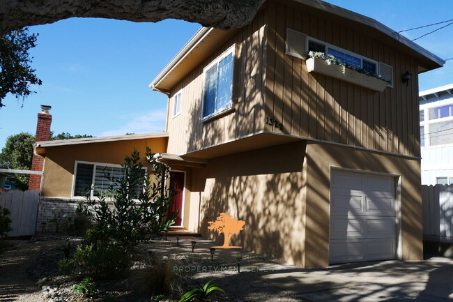 Foto del edificio - Charming Pacific Grove Home for Lease!