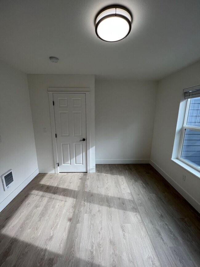 Building Photo - Newer 3 Bedroom Duplex with Gorgeous River Views