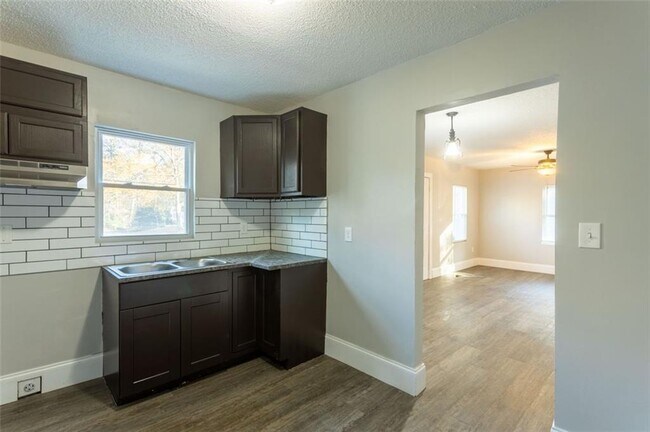 Foto del edificio - 4649 Burks Rd