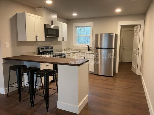 Building Photo - 633 Rivermont Rd