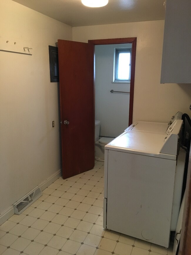 Building Photo - 1127 Frontier Dr