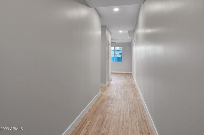 Foto del edificio - 1023 W 5th St