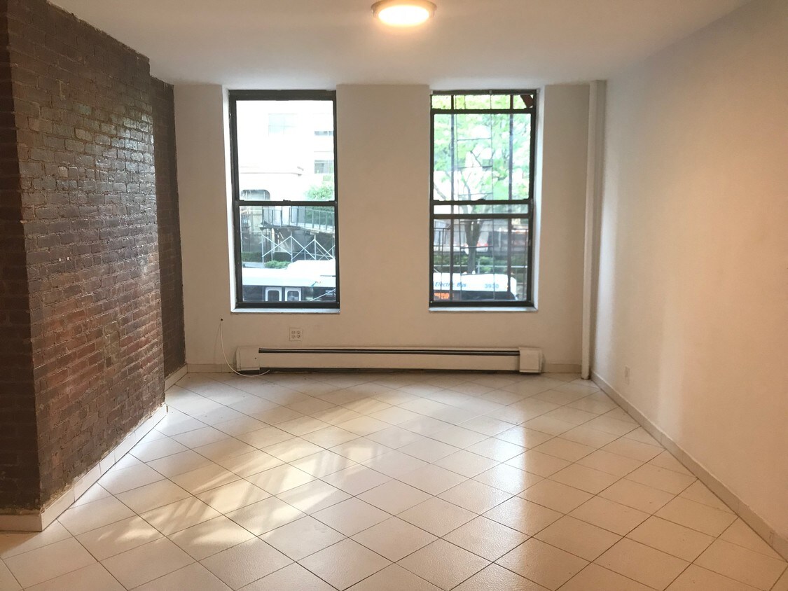Primary Photo - 1366 York Ave