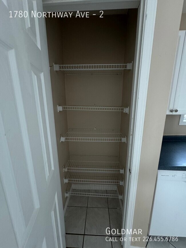 Photo du bâtiment - 2 Bedroom Unit Located Right off of Huron Church!