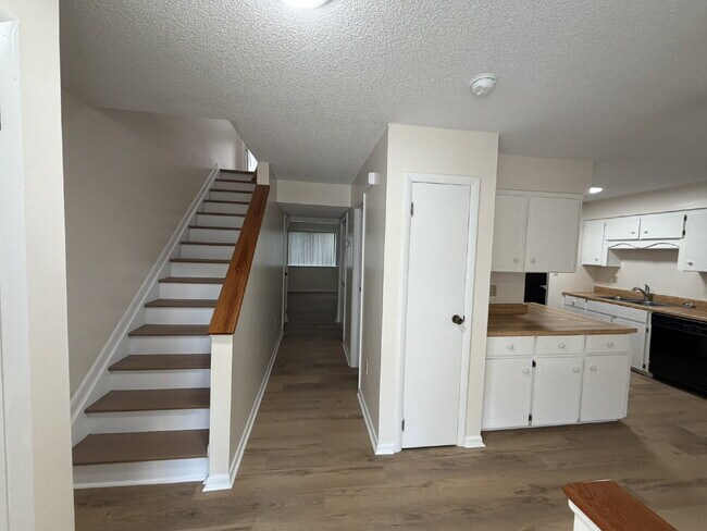 Building Photo - Townhouse for Rent