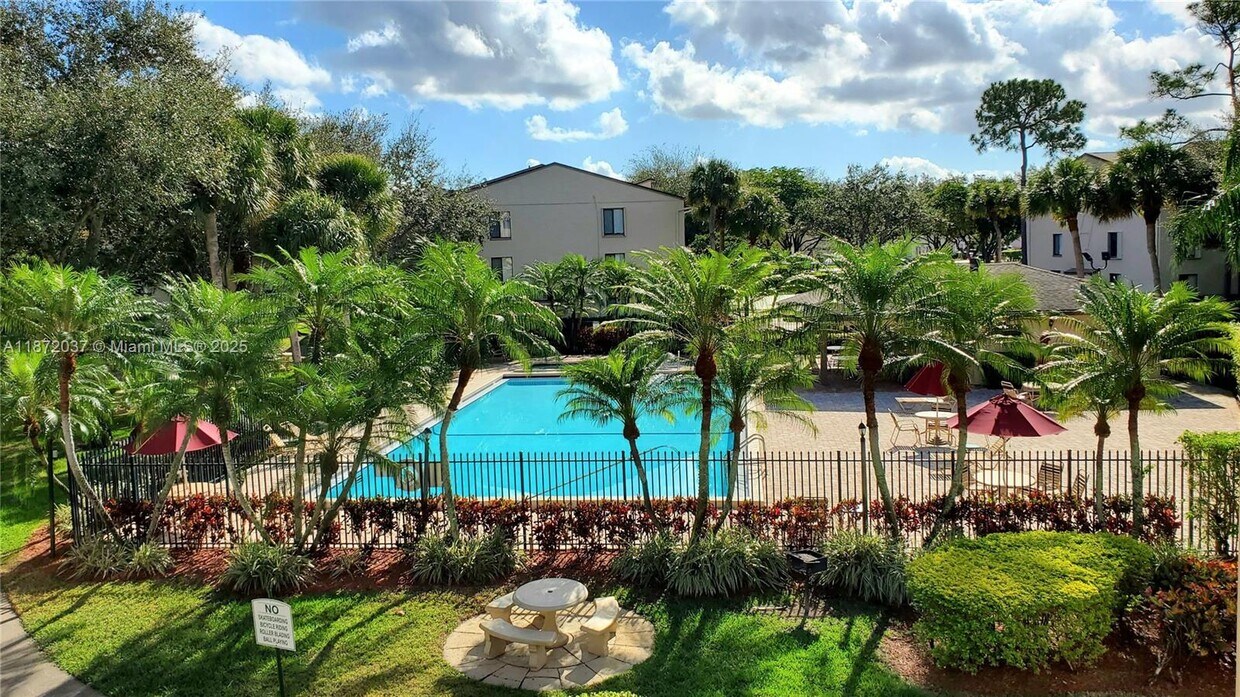Foto principal - 204 Foxtail Dr