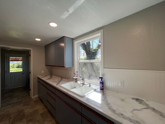 Building Photo - Yard Care Included - Junction City Farm Home