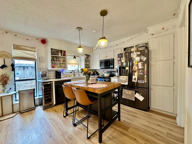 Foto del edificio - Beautifully Remodeled 2-Bed, 2.5-Bath Condo Blocks from Baylor Campus!